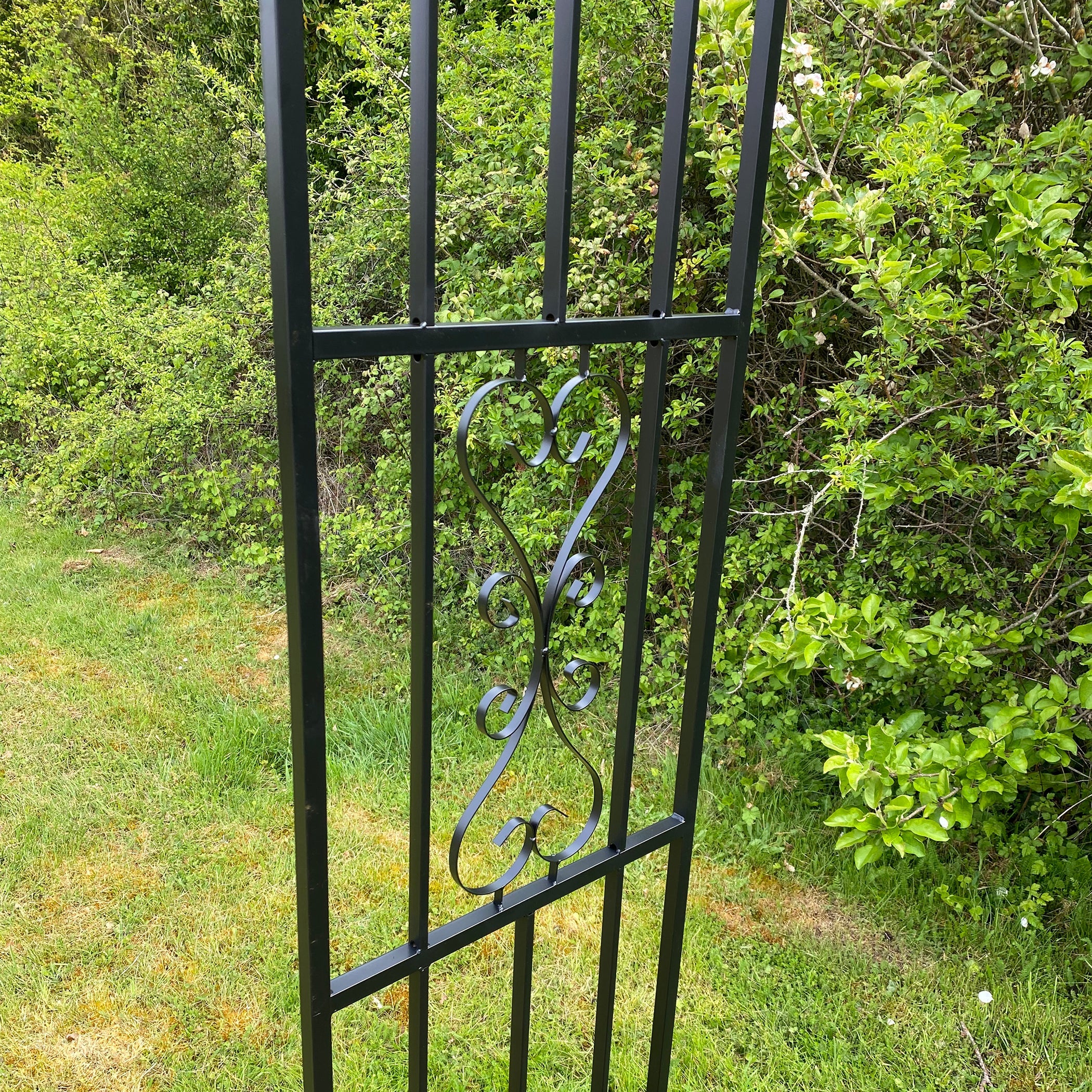 Metal Amalfi Garden Arch with 4 Ground Spikes