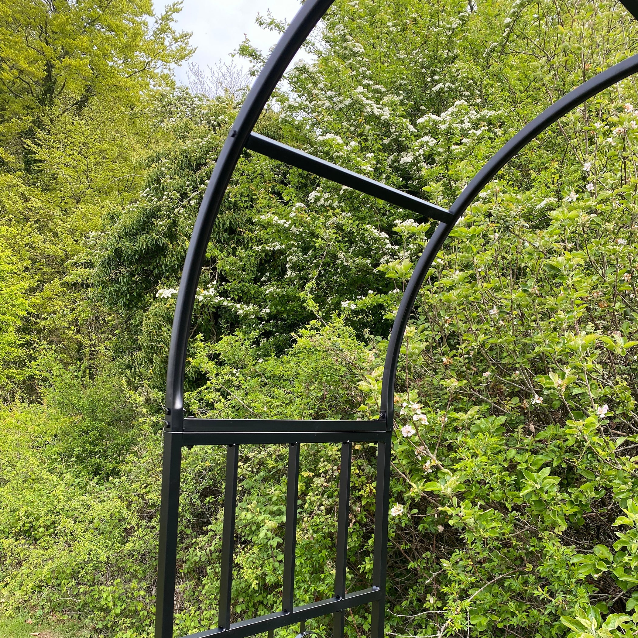 Metal Amalfi Garden Arch with 4 Ground Spikes