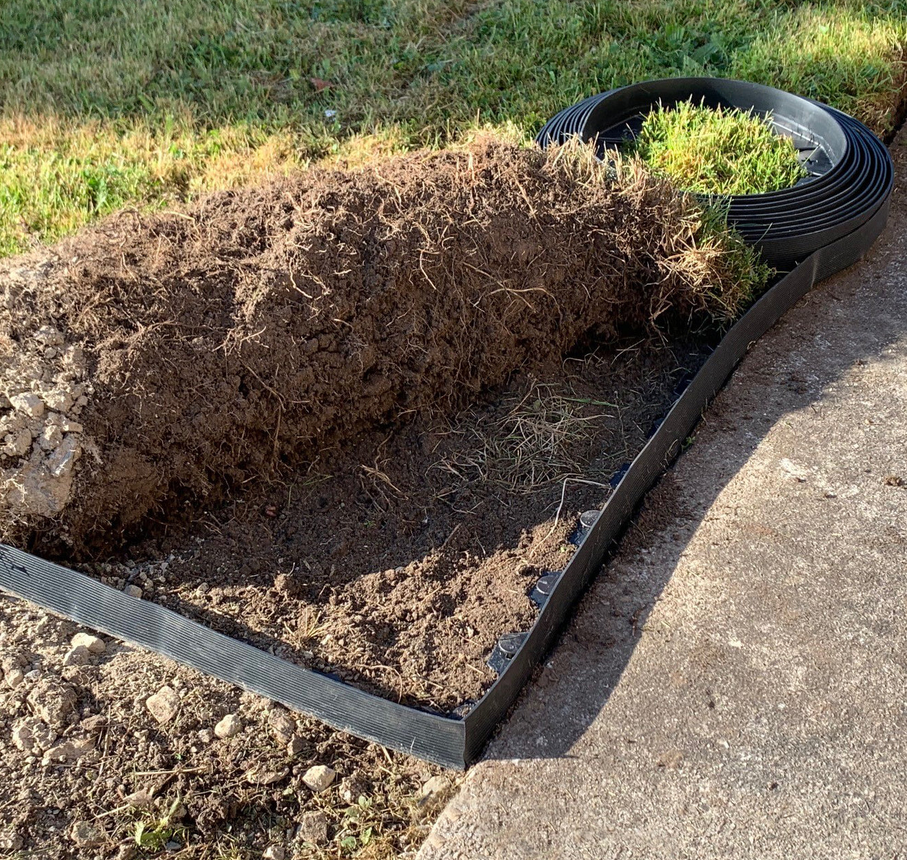 Flexible Black Plastic Garden Lawn Edging Roll with 40 Pegs (10m)