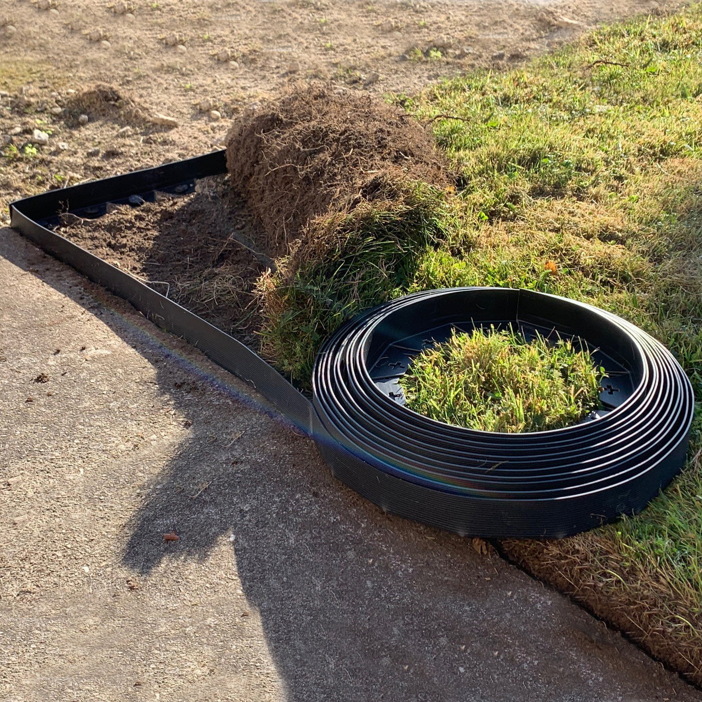 Flexible Black Plastic Garden Lawn Edging Roll with 40 Pegs (10m)