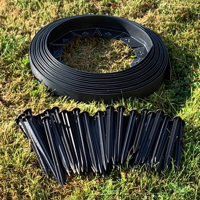 Flexible Black Plastic Garden Lawn Edging Roll with 40 Pegs (10m)