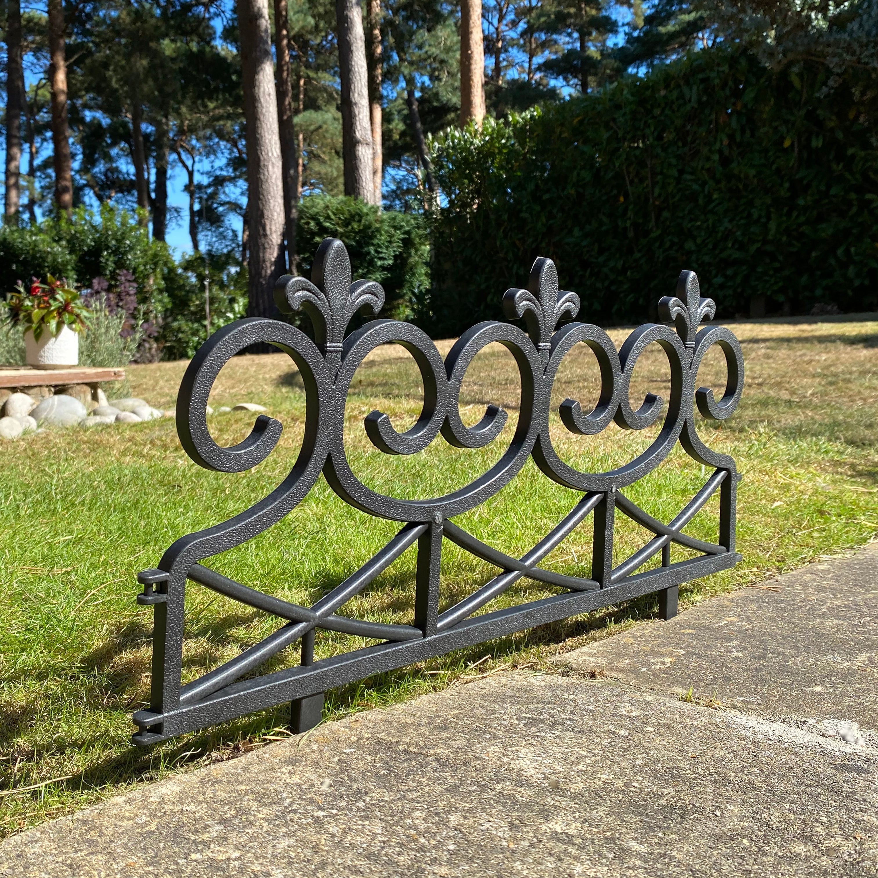 Fleur de Lys Black Plastic Garden Lawn Edging (60cm x 32cm) - 5 Panels