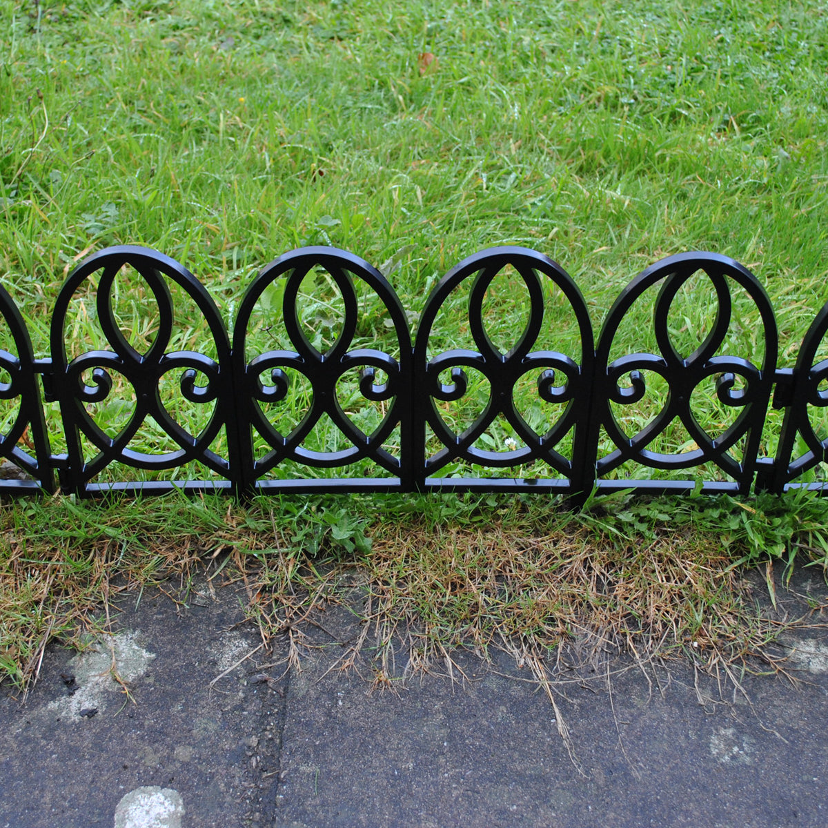 Traditional Black Plastic Garden Lawn Edging (56cm x 30cm) - 5 Panels