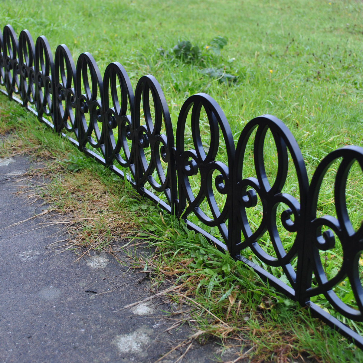 Traditional Black Plastic Garden Lawn Edging (56cm x 30cm) - 5 Panels
