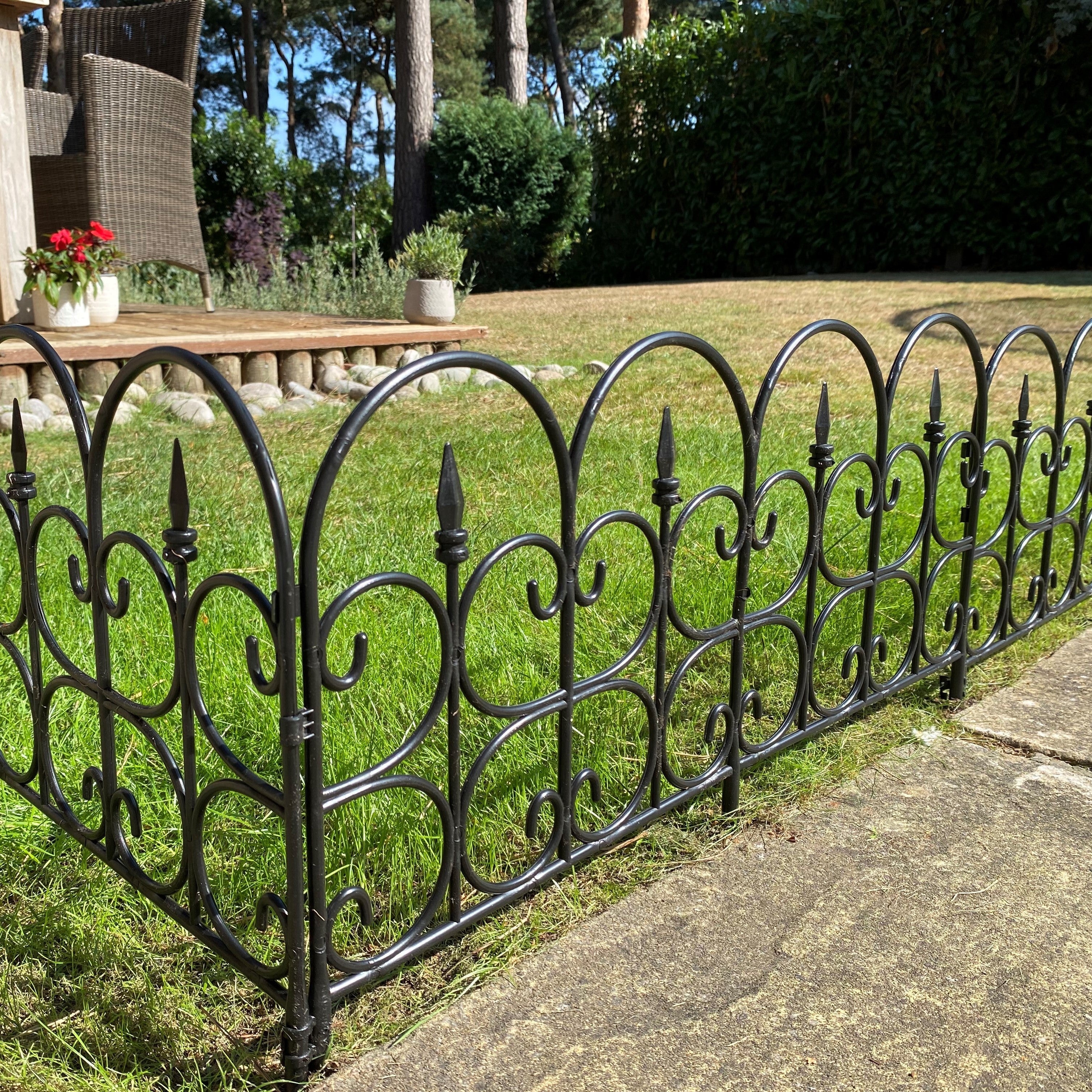 Hampton Black Plastic Garden Lawn Edging (59cm x 32cm) - 5 Panels