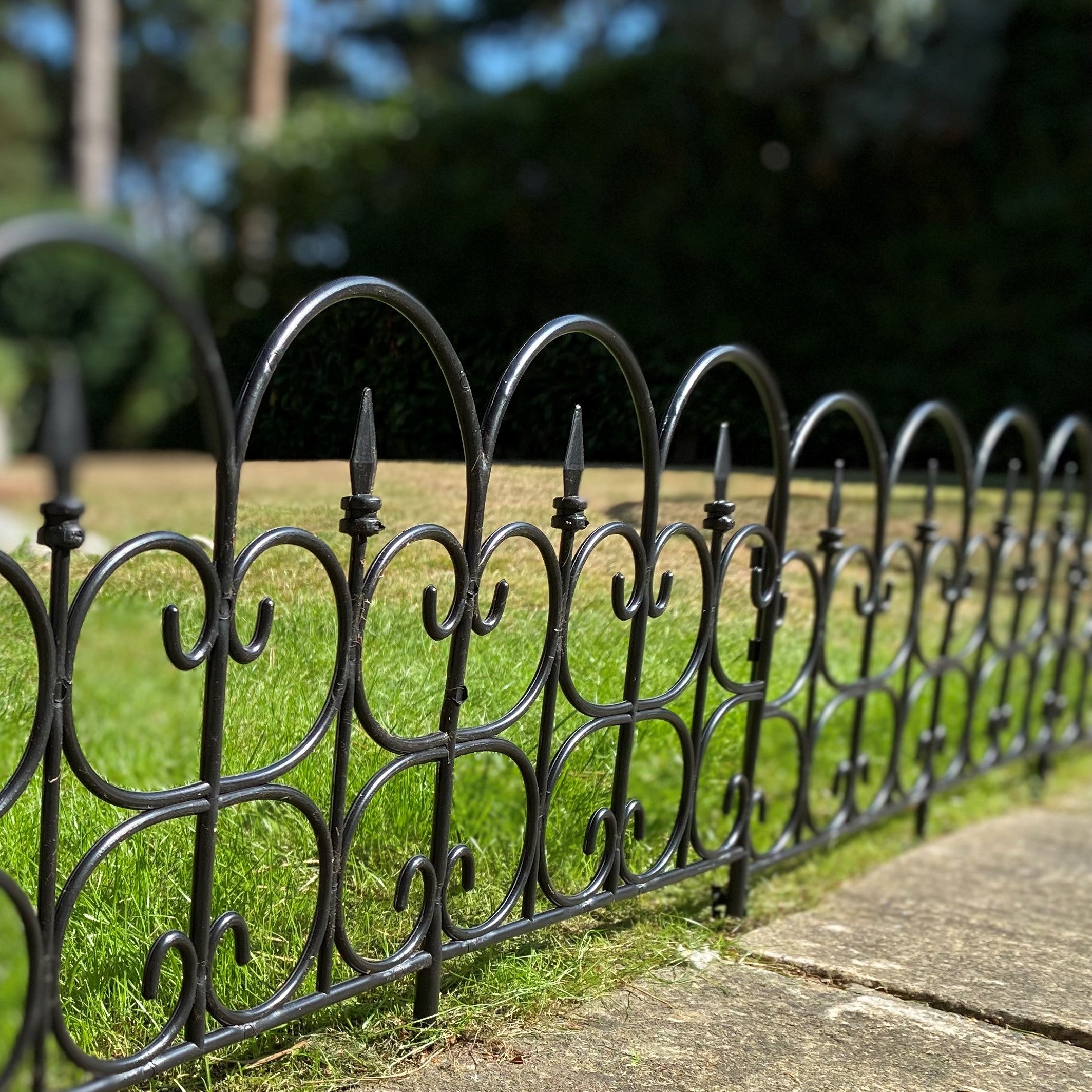 Hampton Black Plastic Garden Lawn Edging (59cm x 32cm) - 5 Panels