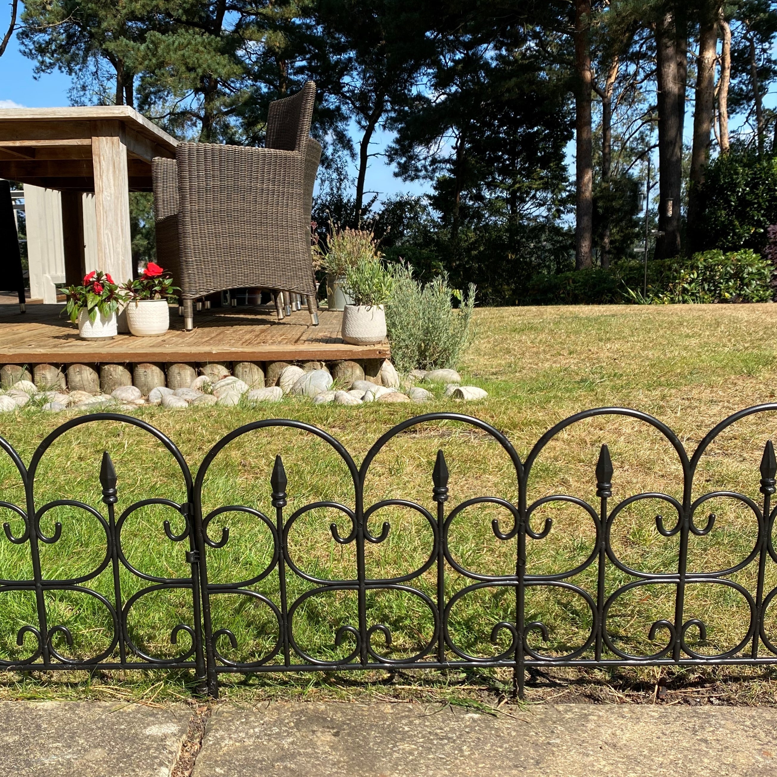 Hampton Black Plastic Garden Lawn Edging (59cm x 32cm) - 5 Panels