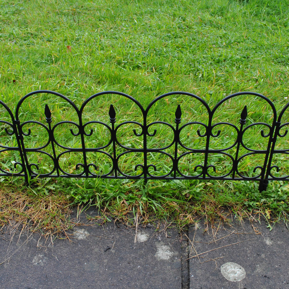 Hampton Black Plastic Garden Lawn Edging (59cm x 32cm) - 5 Panels