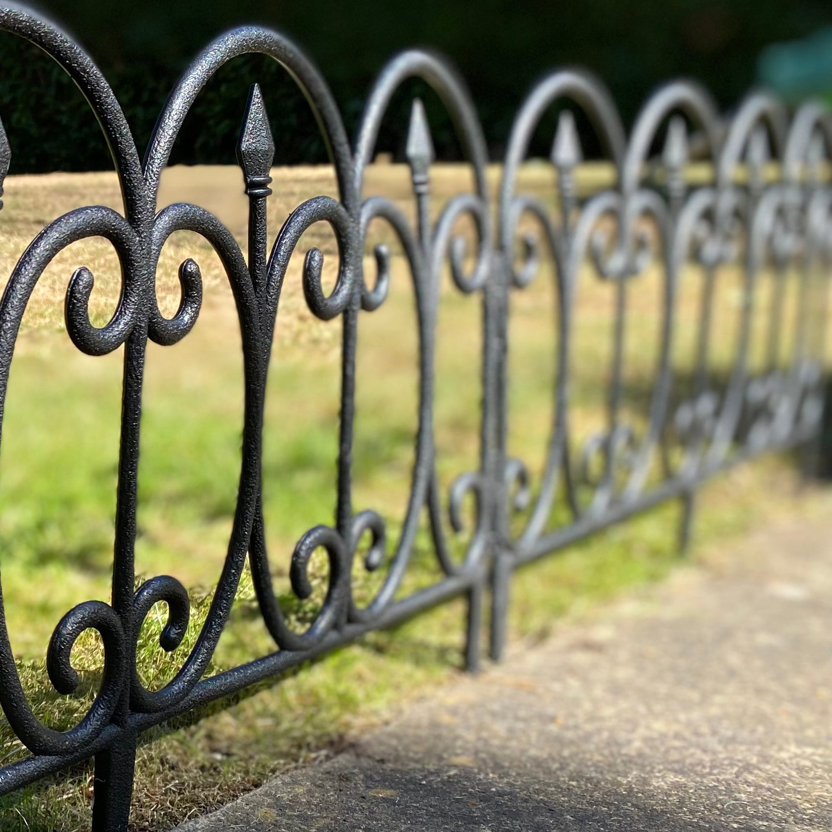 Kew Black Plastic Garden Lawn Edging (60.5cm x 32.5cm) - 10 Panels