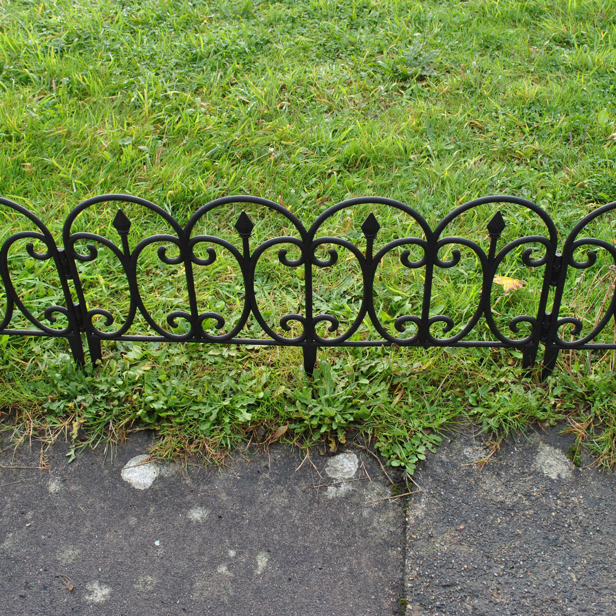 Kew Black Plastic Garden Lawn Edging (60.5cm x 32.5cm) - 10 Panels