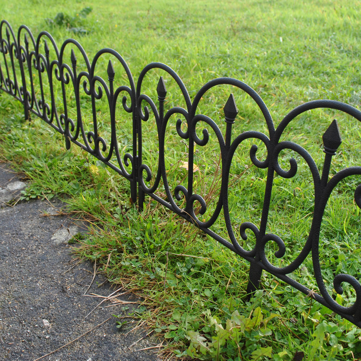 Kew Black Plastic Garden Lawn Edging (60.5cm x 32.5cm) - 10 Panels